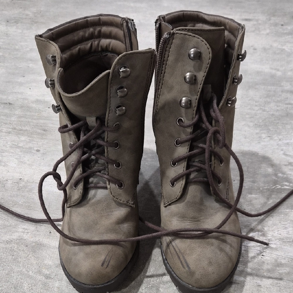 Stylish Women's Lace-Up Boots